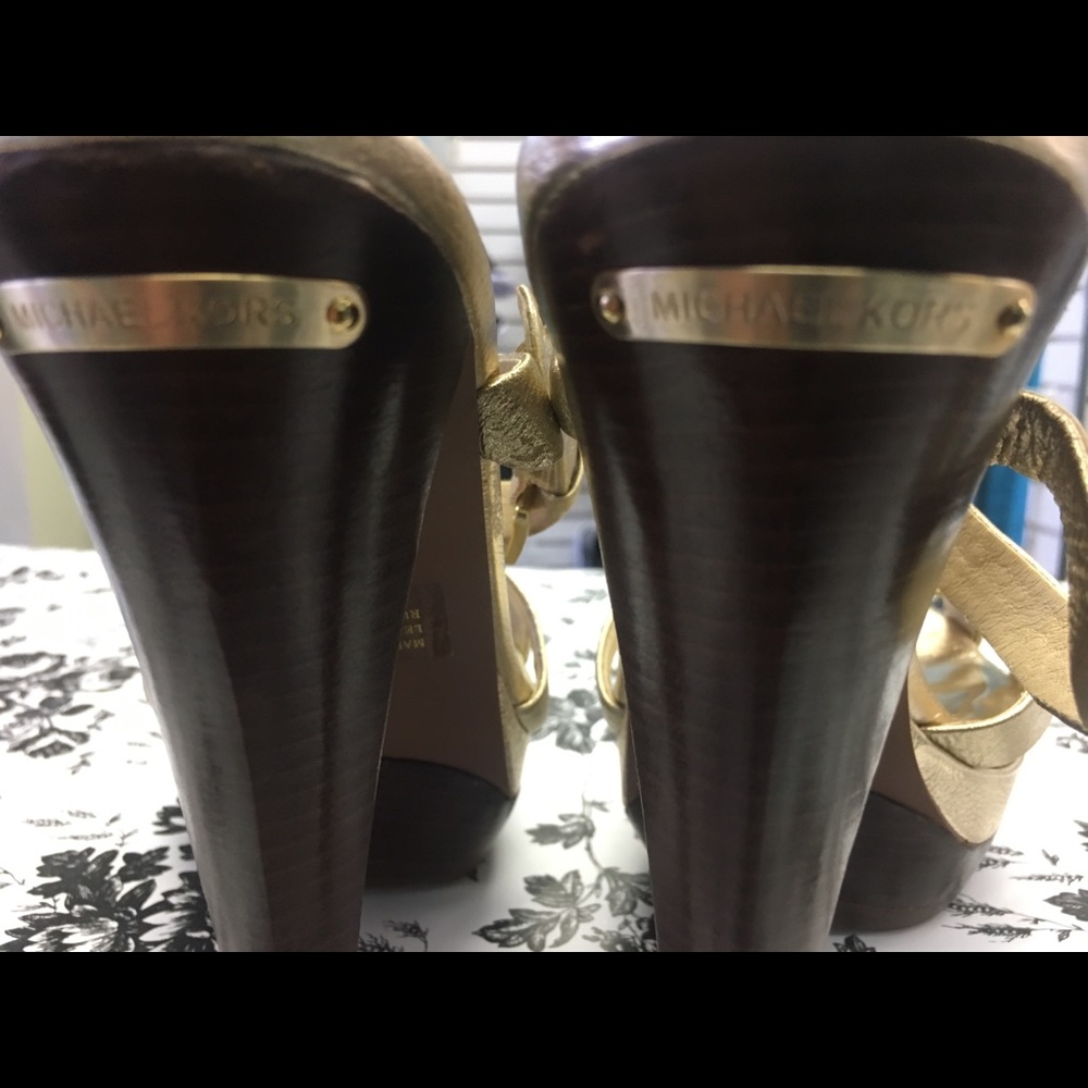🔥🔥🔥🔥Michael Kors  gold Sandals Size 9M.